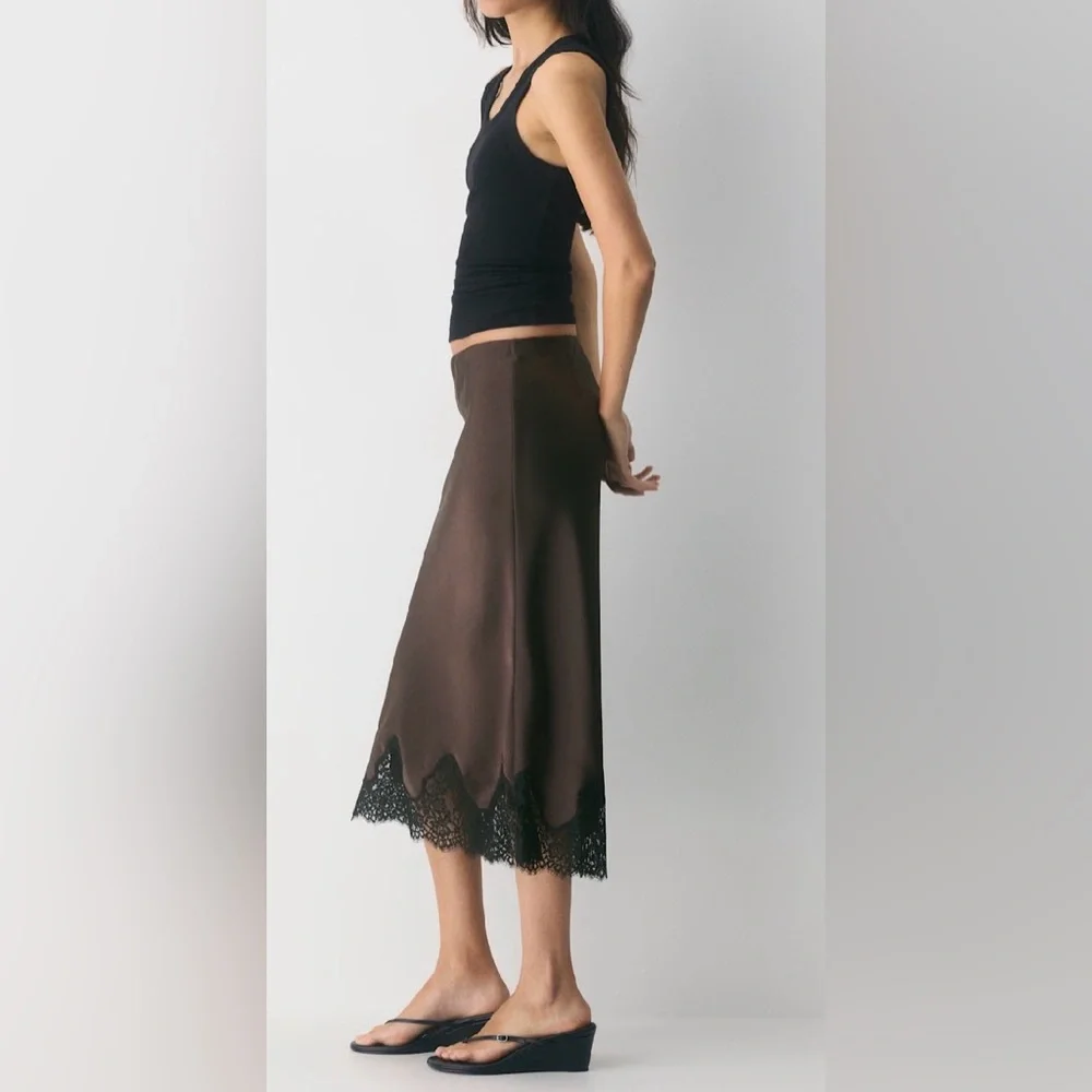 Aritzia Wilfred
Henrietta Satin Skirt - Picture 3 of 5